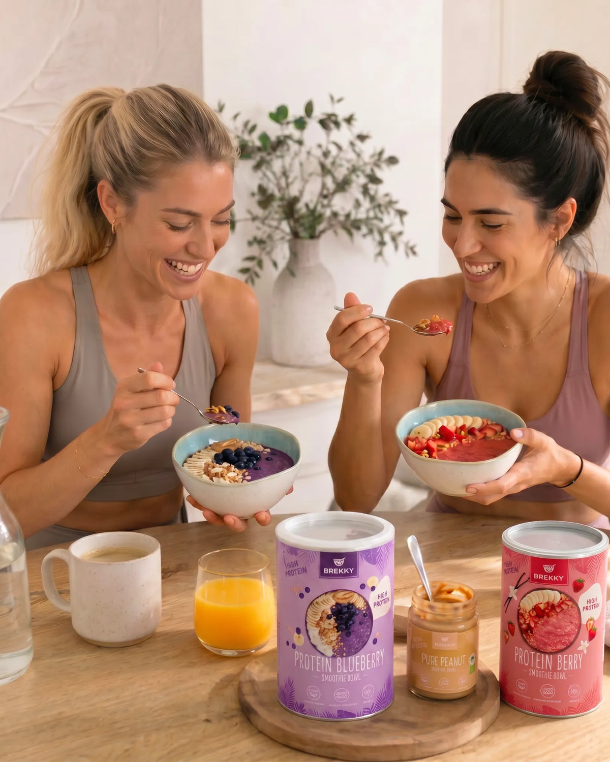 Twee vrouwen eten smoothie bowls aan tafel