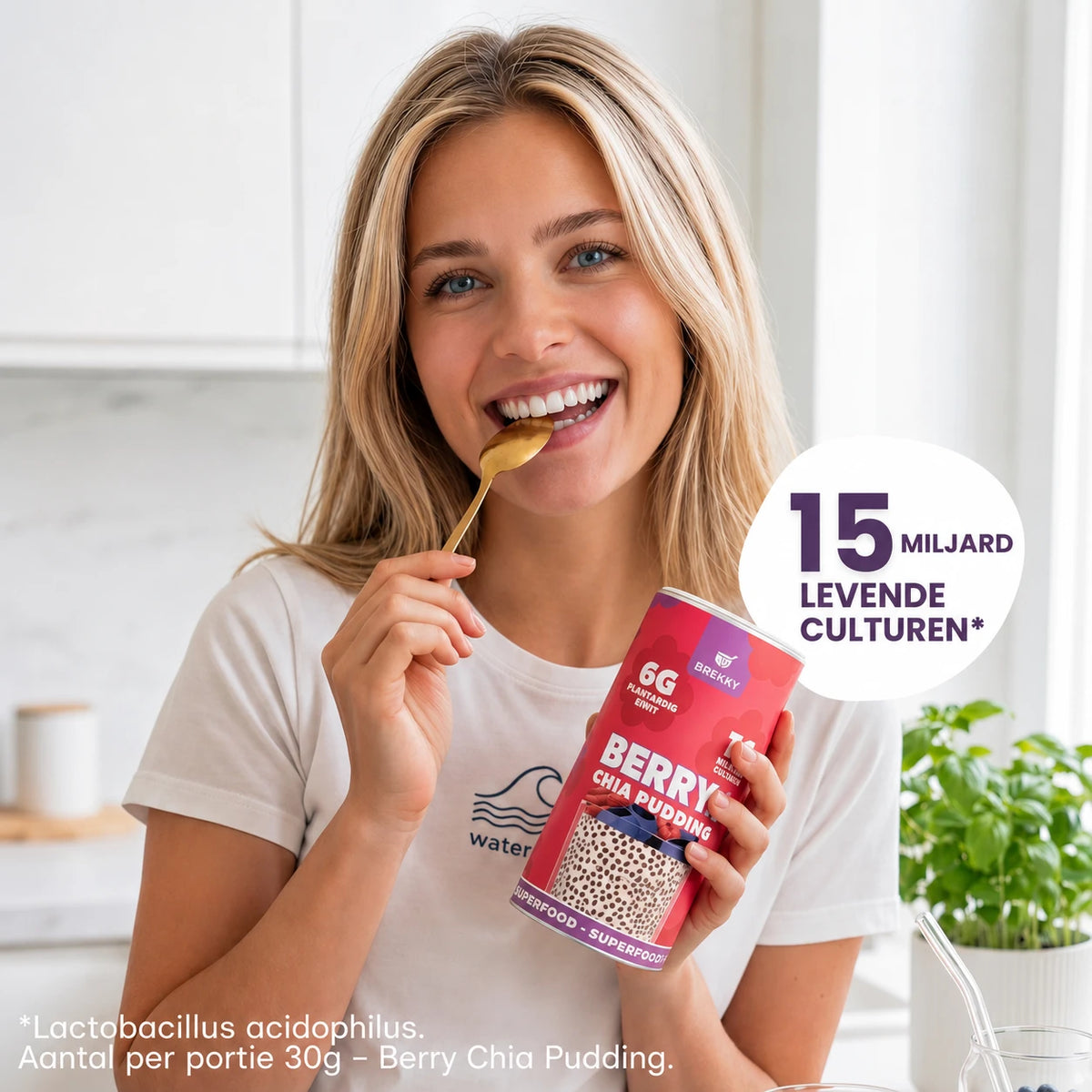 Vrouw eet Berry Chia-pudding met 15 miljard levende culturen