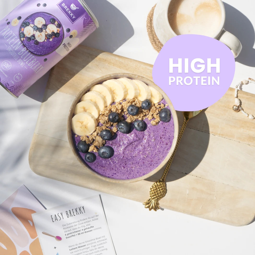 BREKKY Protein Blueberry Smoothie Bowl aangericht