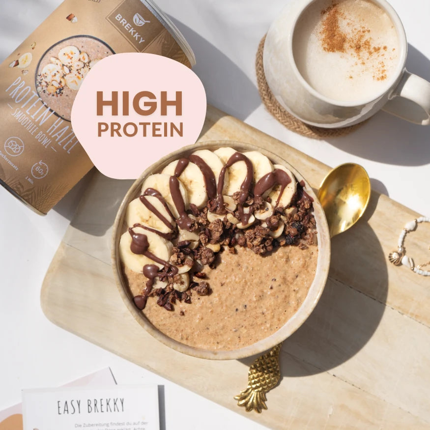 BREKKY Protein Hazelnoot Smoothie Bowl aangericht