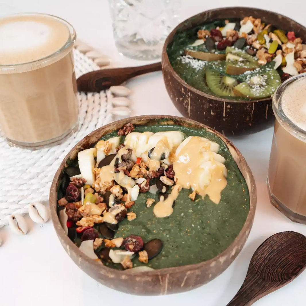 BREKKY Vanille Matcha Smoothie Bowl angerichtet