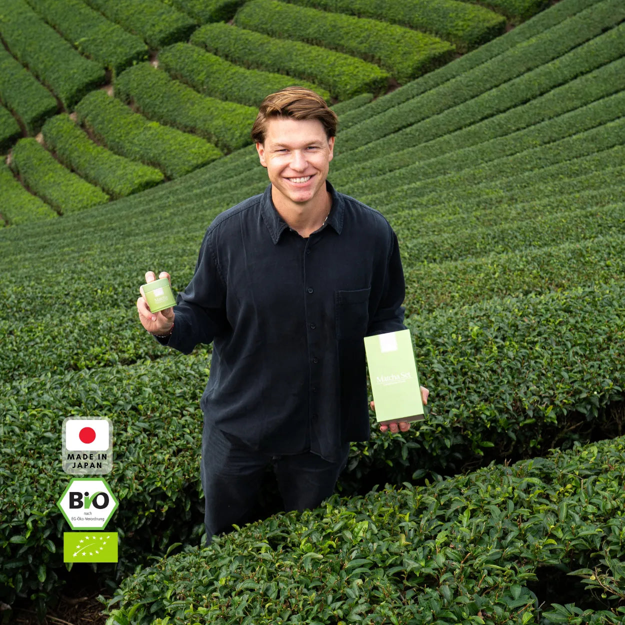 Man met matcha-verpakkingen in een theeveld