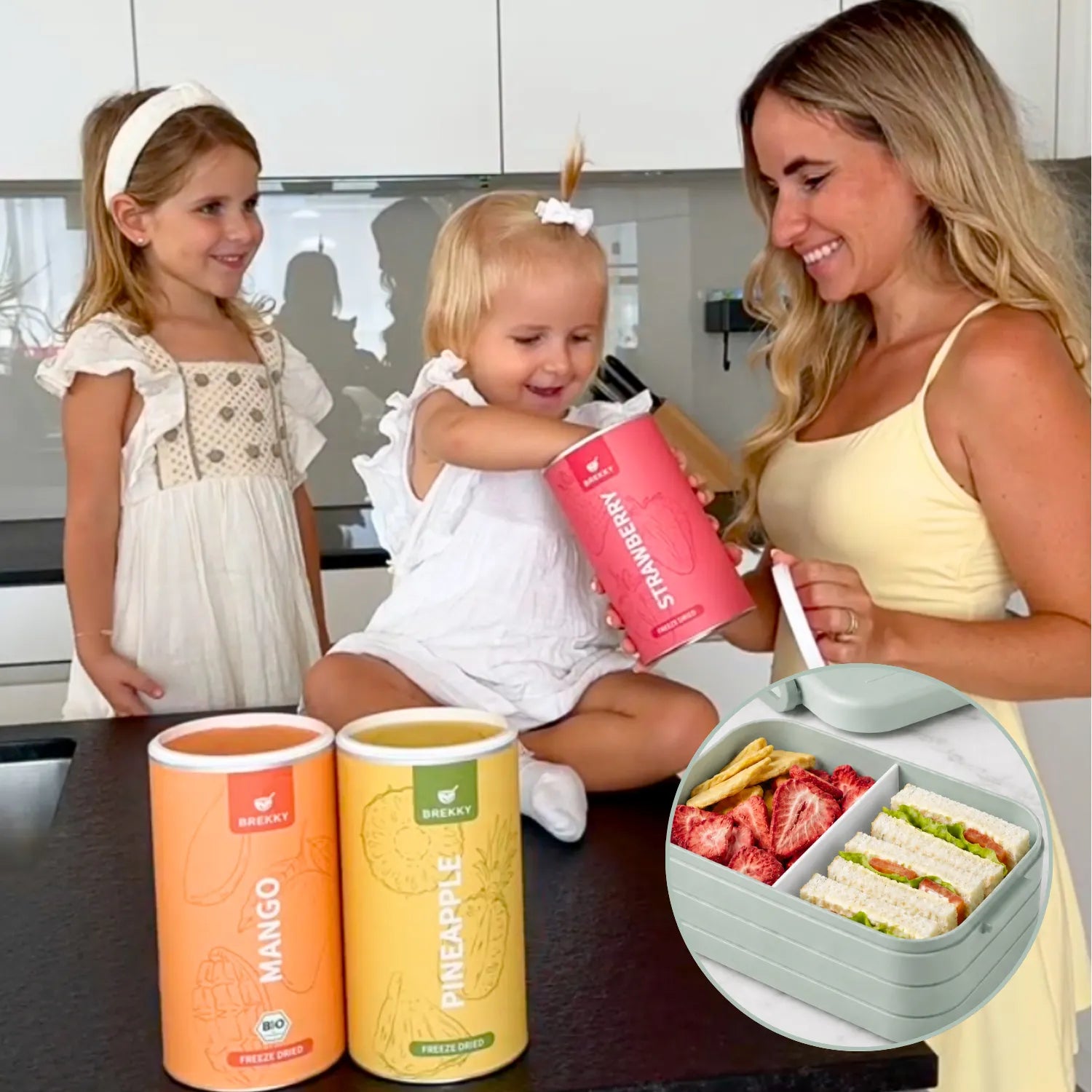 Moeder en kinderen met Brekky-blikjes
