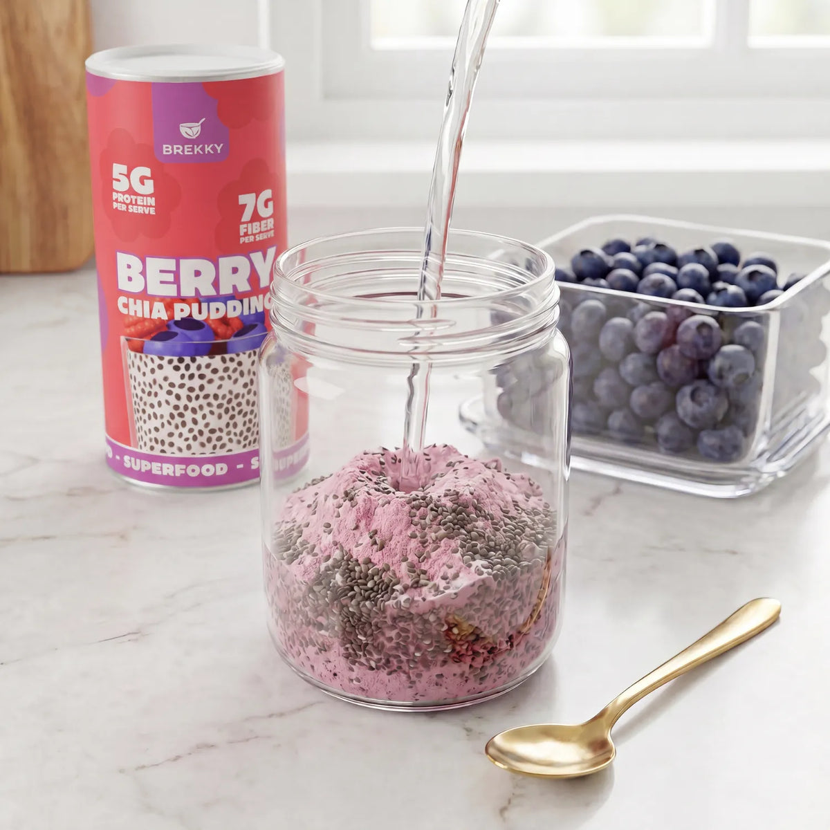 Berry-chia-pudding in een glaasje met bosbessen