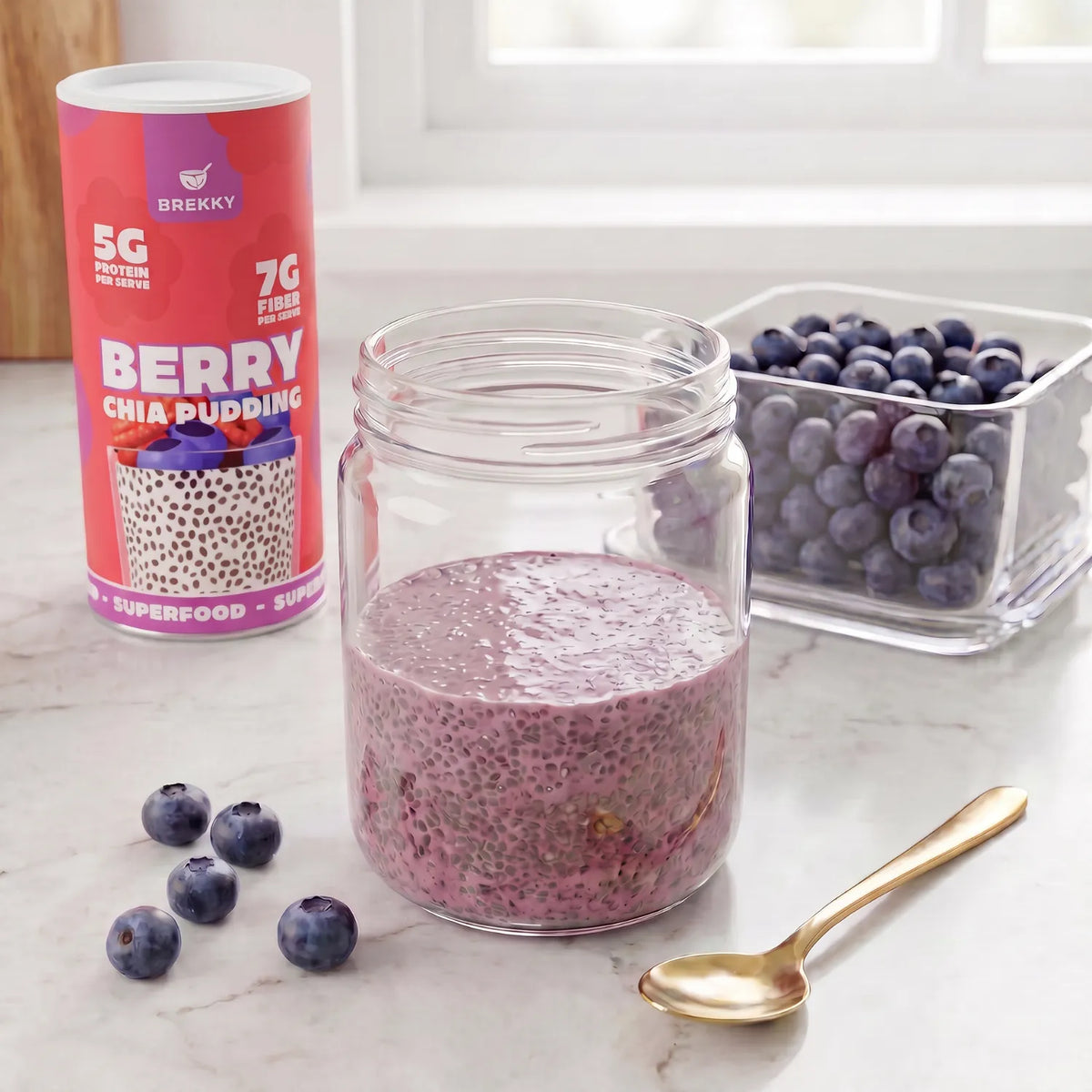 Berry-chia-pudding in een glaasje met bosbessen