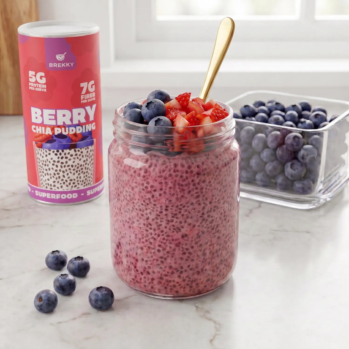 Berry-chia-pudding in een glaasje met bosbessen
