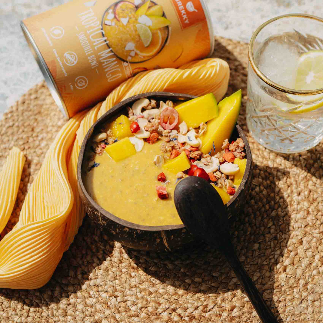 BREKKY Tropical Mango Smoothie Bowl aangericht